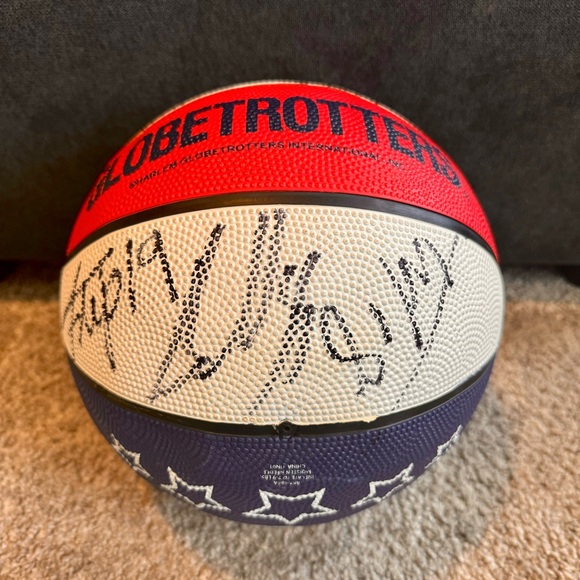 Signed Harlem Globetrotters Baden Basketball With 5 Signatures - Picture 1 of 7